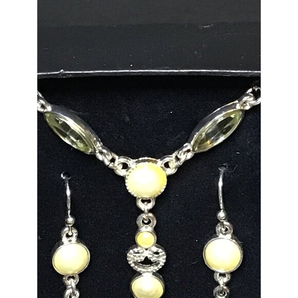 Avon Pearlesque Touches Necklace/Earring Gift Set (1558-A-B) - Picture 3 of 4